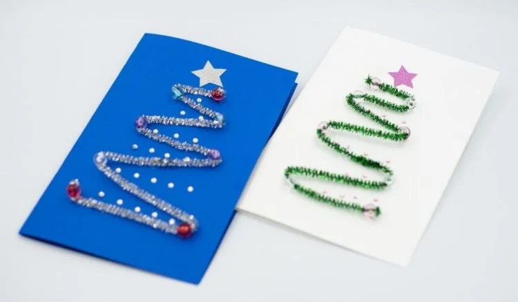 Weihnachtskarten mit Perlen gestalten Tannenbaum aus Pfeifenreinigern basteln