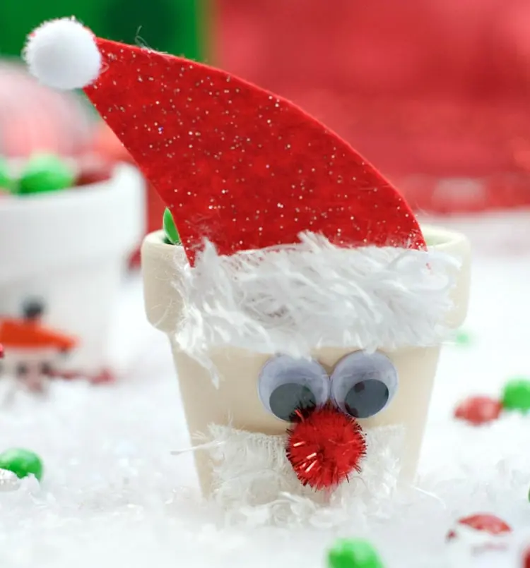 Weihnachtsmann machen aus Tontopf, Acrylfarbe, Filz, Bommel und Wackelaugen