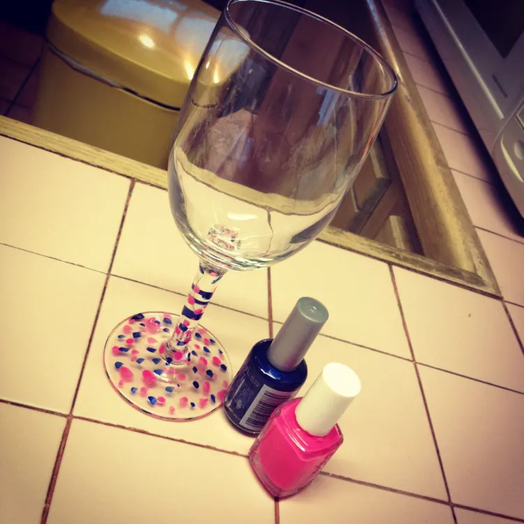 Weingläser mit Nagellack dekorieren Gläser markieren Tipps