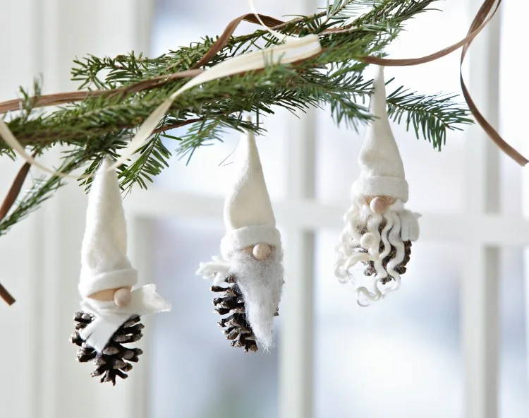 Wichtel aus Zapfen basteln mit Kindern Anleitung für Weihnachtswichtel