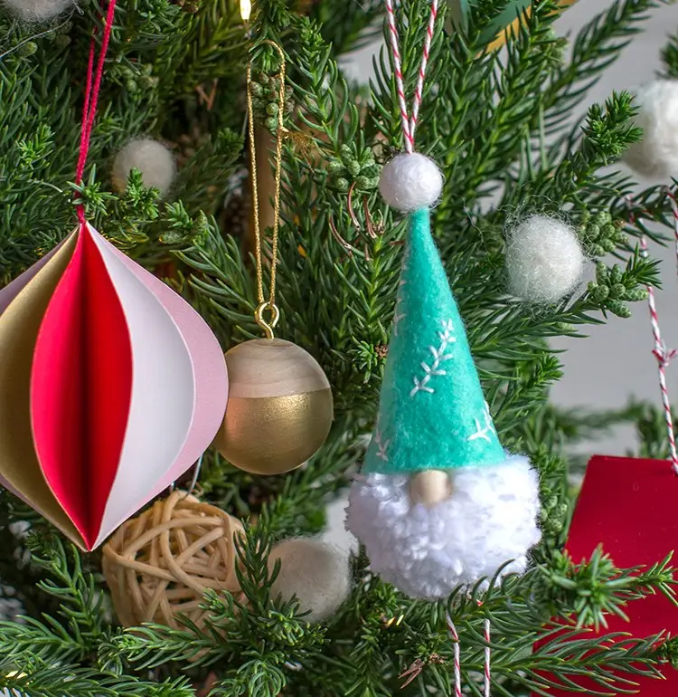 Wichtel basteln Anleitung für Weihnachtsbaumschmuck aus Filz (1)
