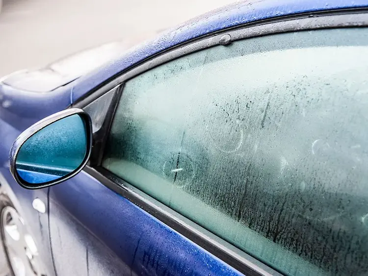 beschlagene Fenster im Auto Hacks gegen Feuchtigkeit