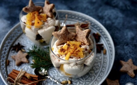 Weihnachtsdessert mit Orangen