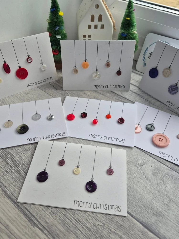 diy weihnachtskarte mit bunten knöpfen als weihnachtskugeln