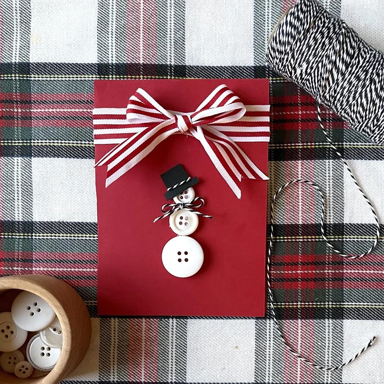 diy weihnachtskarte schneemann aus drei weißen knöpfen