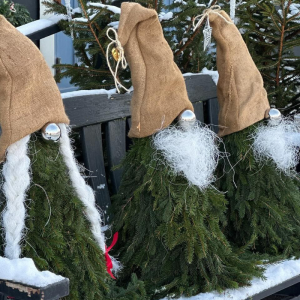 drei diy wichtel im freien auf einer bank