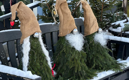 drei diy wichtel im freien auf einer bank
