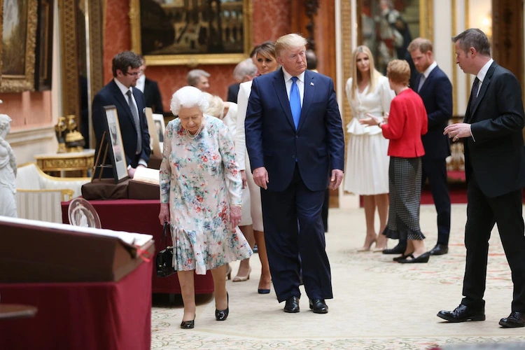 ehemaliger us präsident donald trump mit königin elizabeth II in england