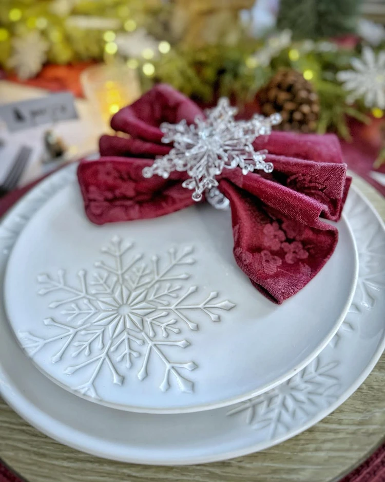 elegante tellerdeko mit schleifen serviette und schneeflocke
