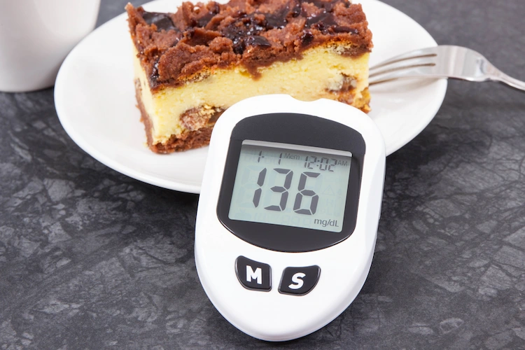 erhöhtes diabetesrisiko durch ungesunde lebensmittel und süßigkeiten als abendliche mahlzeiten