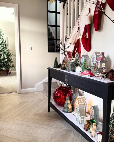 Flur weihnachtlich dekorieren mit Winterszenen auf einer Konsole