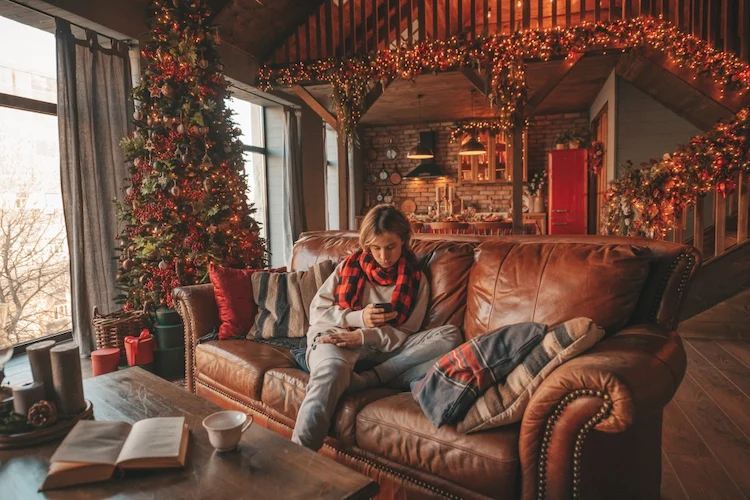 gemütliche weihnachtsatmosphäre in rustikalem haus mit dekoration