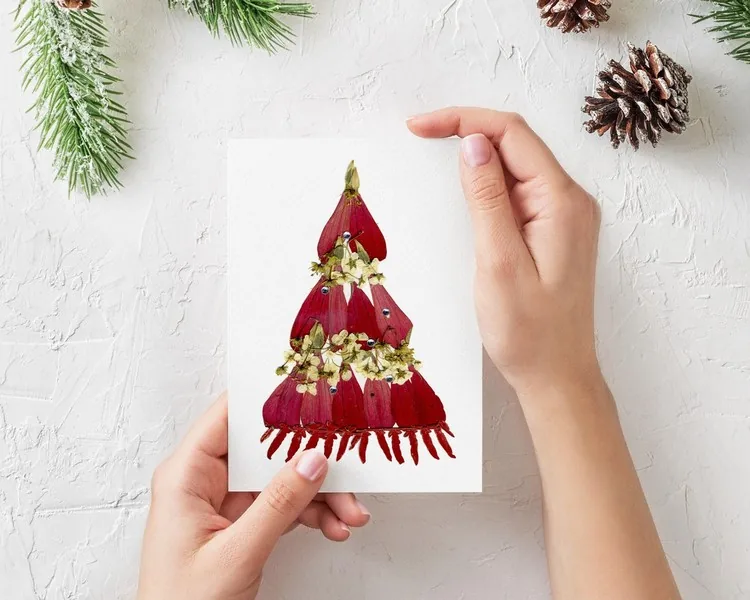 gepresste Blumen für Weihnachtskarte mit Weihnachtsbaum Motiv