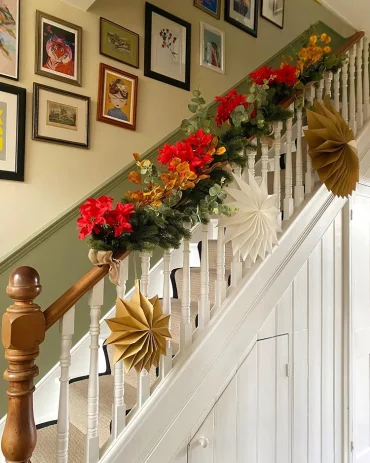 Girlande und Papiersterne am Treppengeländer