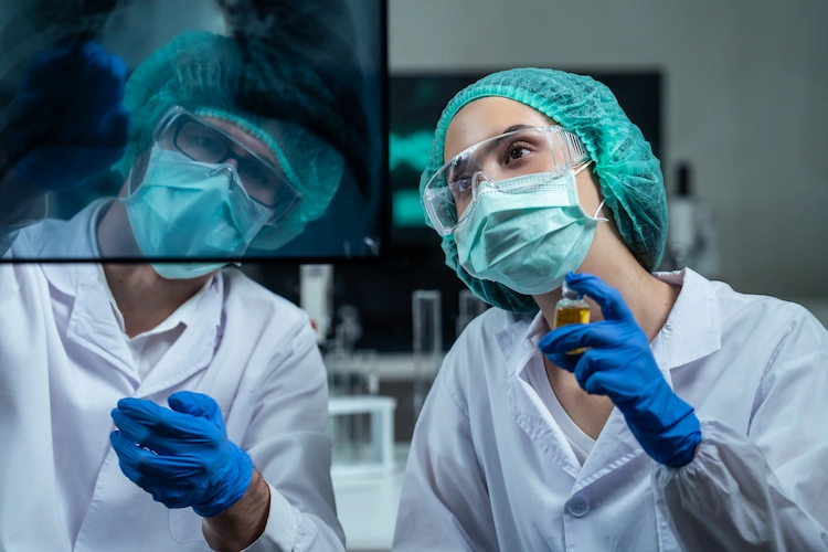 junge wissenschaftler testen eugenol wirkung gegen coronavirus im labor
