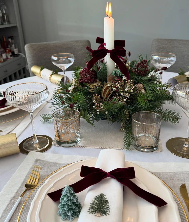 klassische tischdeko zu weihnachten mit tannengrün und samtschleife