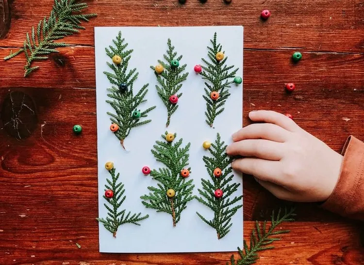 kreative Weihnachtskarten selber machen mit Naturmaterialien dekorieren