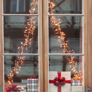 mit weihnachtsbeleuchtung am fenster der weihnachtsdekoration den letzten feinschliff verleihen