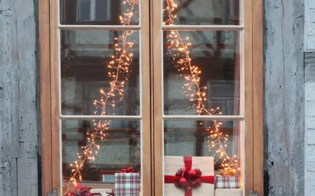 mit weihnachtsbeleuchtung am fenster der weihnachtsdekoration den letzten feinschliff verleihen