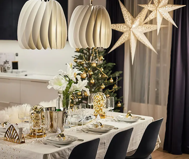 moderne tischdeko zu weihnachten in gold und weiss