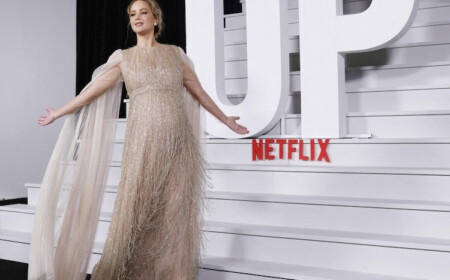 neuer film von netflix mit hauptdarstellerin in goldenem kleid von dior