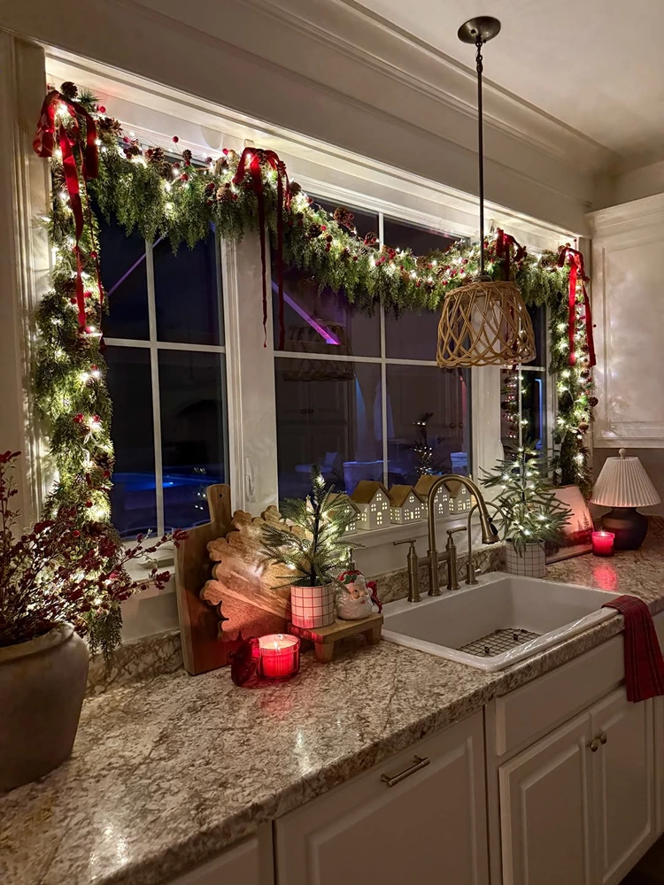 opulente fensterbeleuchtung mit girlande und warmem licht