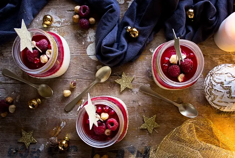 panna cotta mit himbeeren - fruchtiges weihnachtsdessert im glas
