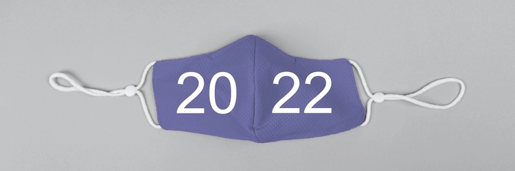 schutzmaske als symbol der covid 19 pandemie in trendfarbe 2022