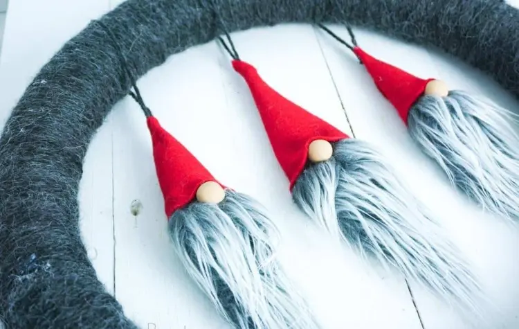 skandinavische Weihnachtsdeko basteln mit Wichteln für Haustür