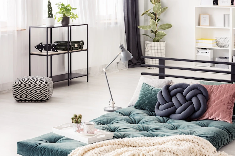 skandinavischer stil lagom im wohnzimmer mit smaragdfarbenem bett nach etsy trends 2022