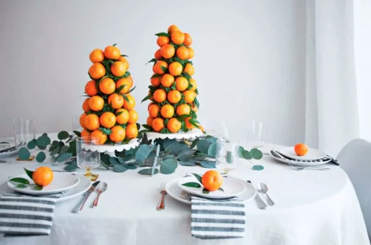tannenbaum aus mandarinen als hingucker auf dem tisch