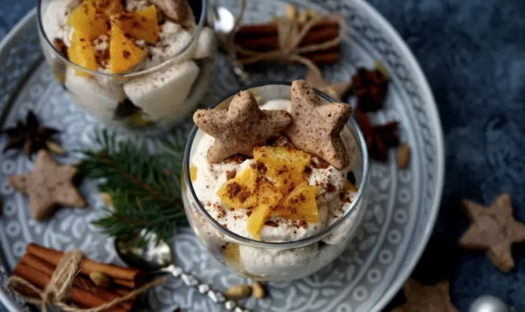 weihnachtliches dessert mit mascarpone und orangen im glas