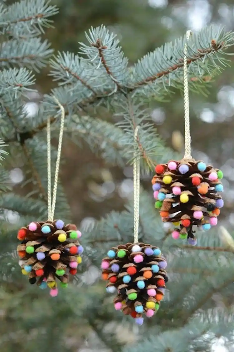 weihnachtsbaumschmuck für christbaum draußen