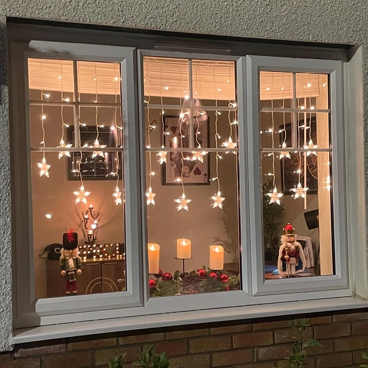 weihnachtsbeleuchtung für fenster innen mit kleinen sternen