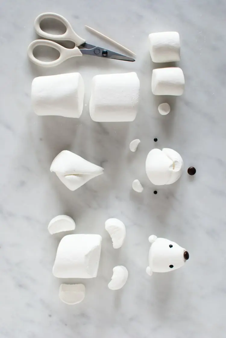 Anleitung für einen Eisbären - Zum Kleben Marshmallows mit Wasser befeuchten