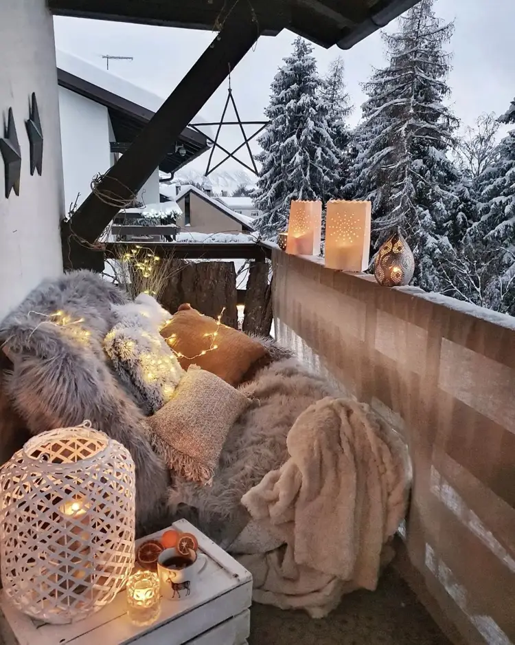 Balkon für den Winter dekorieren mit viel Licht