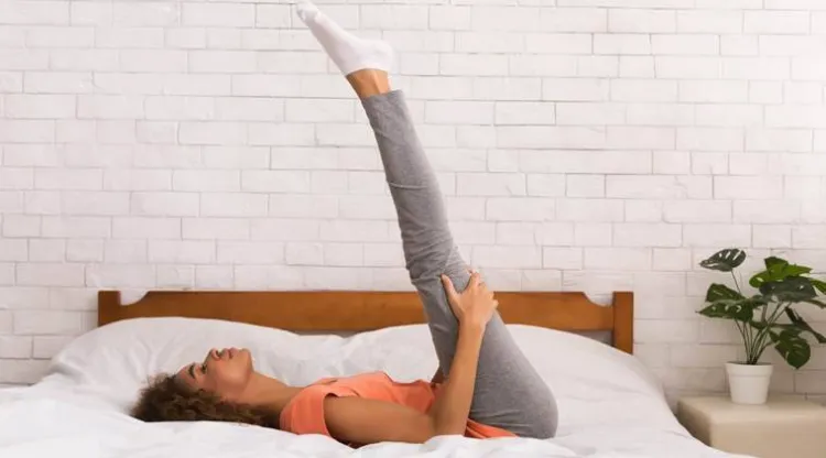 Bein Übungen im Liegen mit Eigengewicht Bauch Workout im Bett