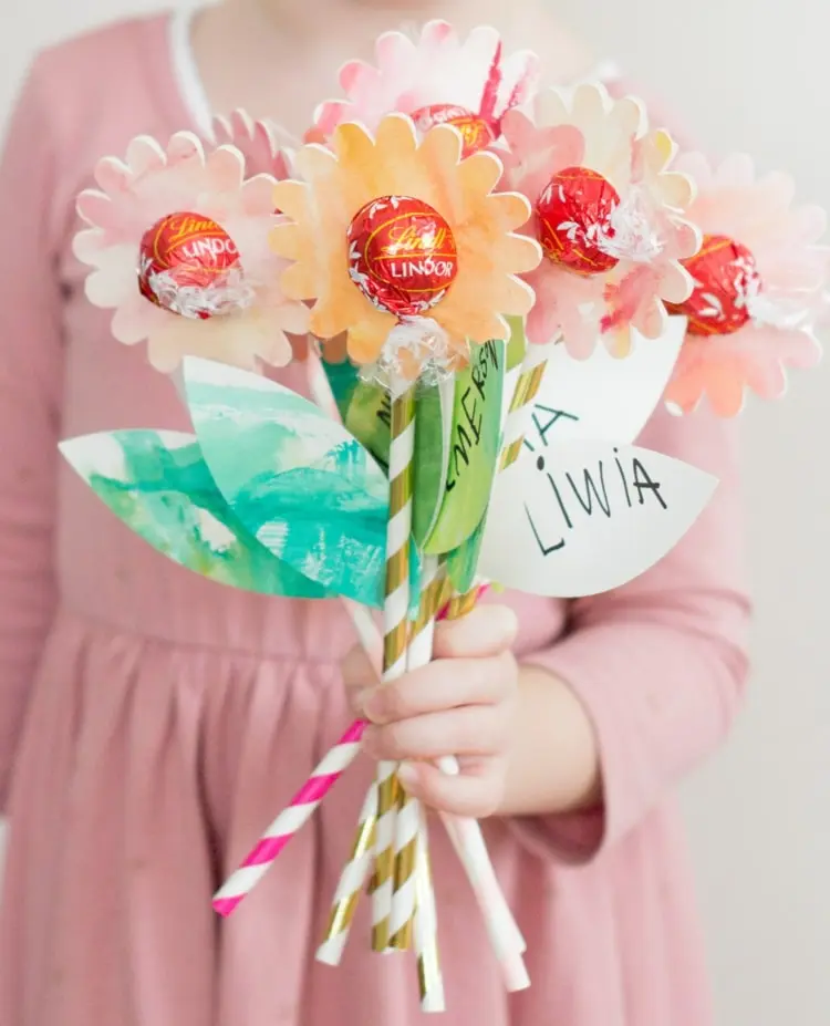 Blumen mit Pralinen zum Valentinstag basteln mit Kindern