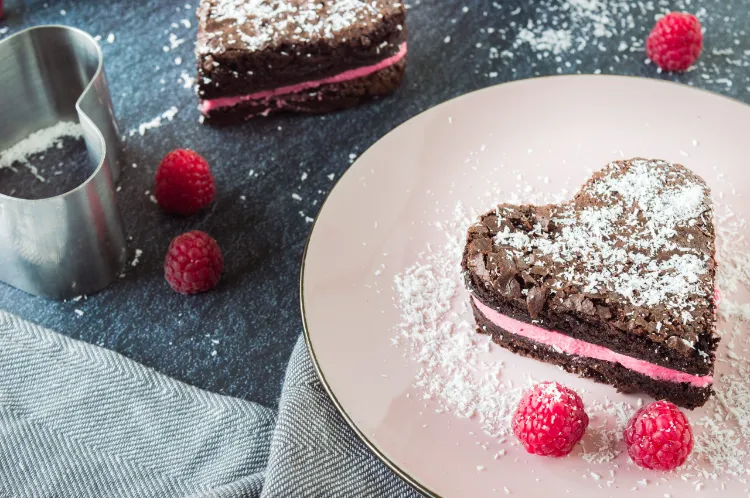 Brownies mit Himbeer Füllung romantische Desserts für Valentinstag