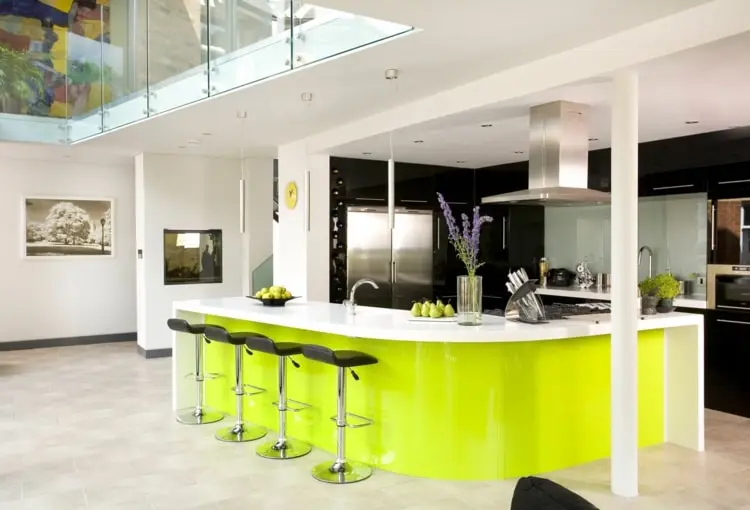Cooler Küchentrend 2022 - Kochinsel in C-Form in Neon-Gelb mit Arbeitsplatte aus Stein