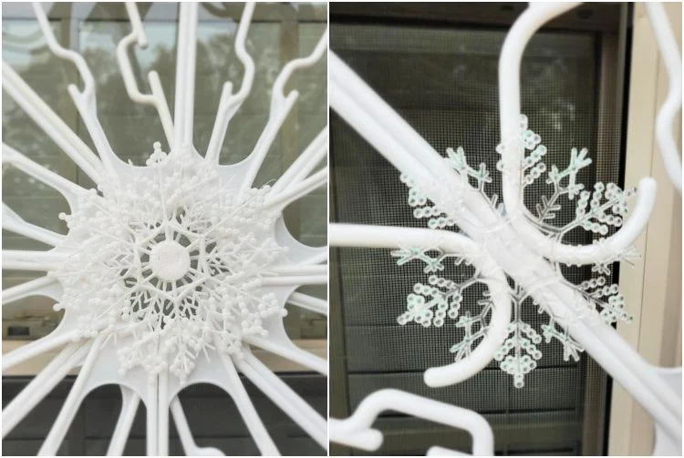 DIY Schneeflocke aus Kleiderbügeln mit kleinen Schneeflocken dekorieren