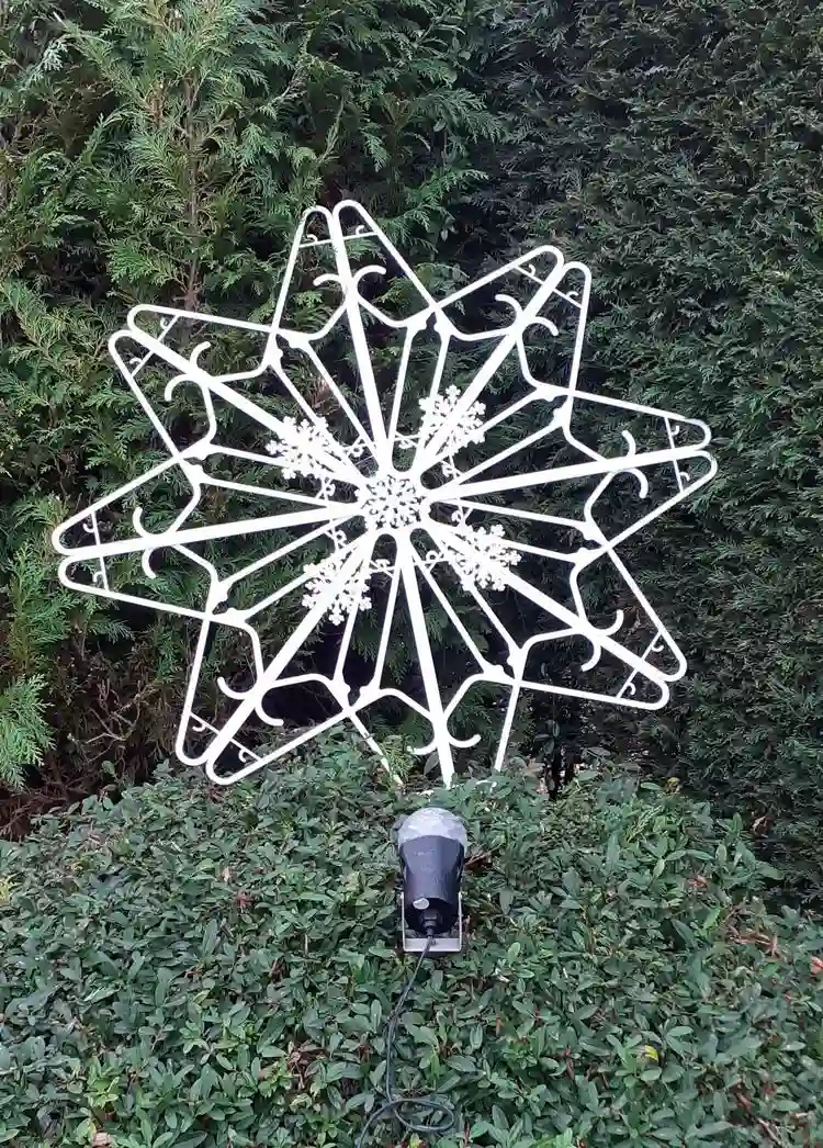 DIY Schneeflocke im Großformat als Gartendeko