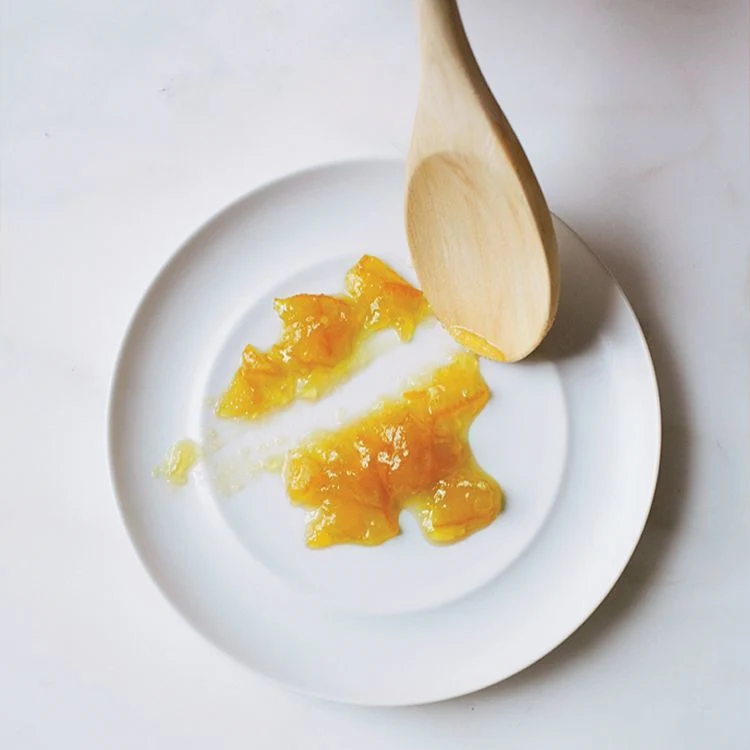 Die Konsistenz der Marmelade auf einem eiskalten Teller prüfen