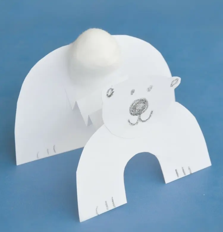 Eisbärenfigur zum Aufstellen aus Papier und mit Wattebällchen als Schwanz