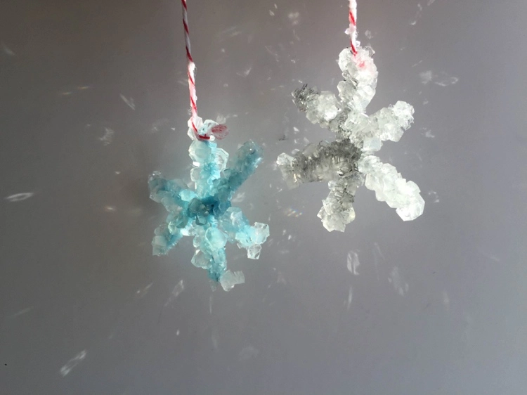 Eiskristalle Schneeflocken basteln als Fensterdeko im Winter