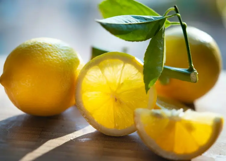 Entgiftung der Leber mit Zitrone im heißen Wasser