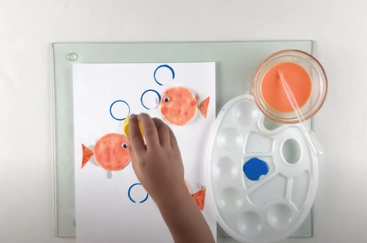 Fische mit Kindern malen aus Wattepads Ideen