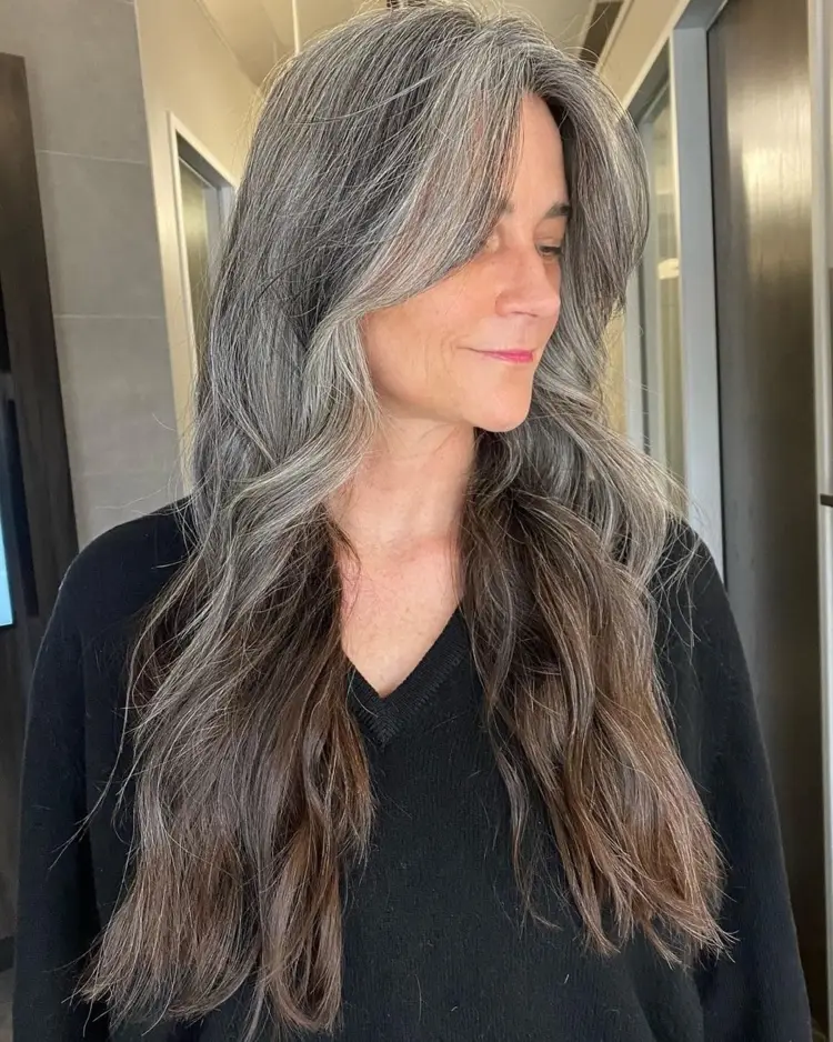 Frau mit langen grauen Haaren ohne Pony