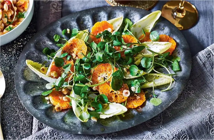 Fruchtier Chicoree Salat mit Mandarinen und Walnüssen und Joghurt Dressing