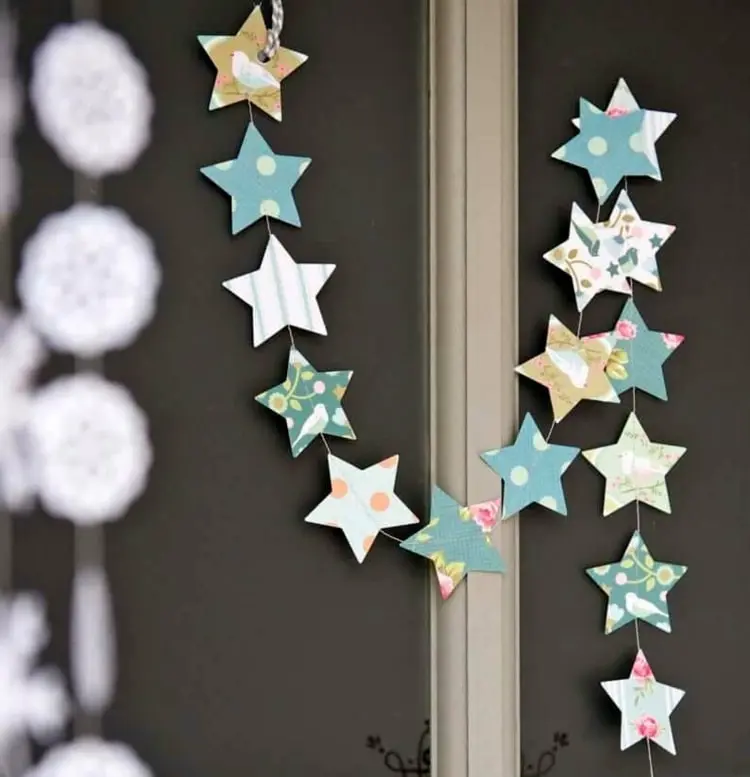Girlanden als Fensterdeko im Winter in der Grundschule selber machen mit Sternen oder Schneeflocken